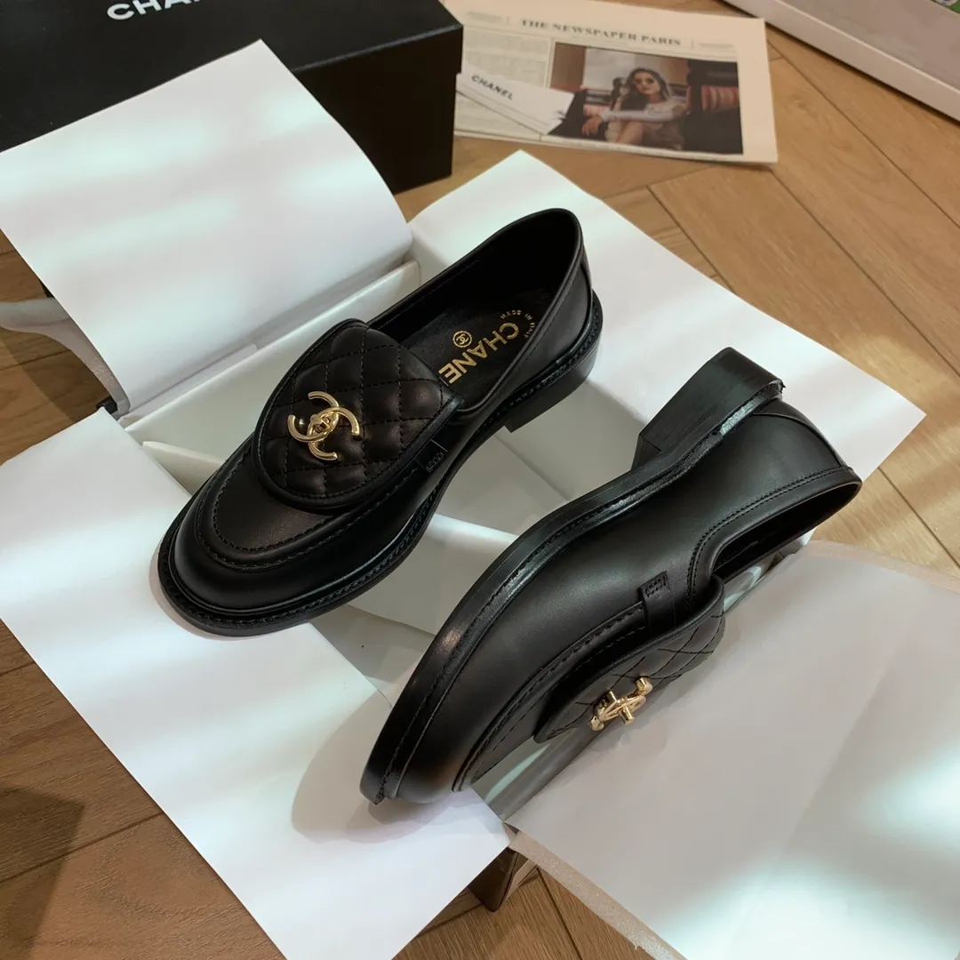 👟👟Ex-factory price 480👟👟 🍀 The official website is updated simultaneously with high version, CHANEL Chanel's new top autumn shoes series for early spring____________ is a must-have hot item for the fragrance family in spring, the goddess series, with the elegant and ladylike temperament of the fragrance family, super attractive, irresistible, and heart-warming... ▪️The upper is imported cowhide/butter/patent leather, high-end and texture ➕Original molded hardware buckle ➕Electric embroidery ▪️The lining is imported lambskin, soft and comfortable ▪️Original molded version, Italian genuine leather outsole🇮🇹 ▪️Number of codes: 34-42 (34 40 41 42 is custom-made, non-refundable and non-exchangeable) Multiple colors are available, you can also place an order with the picture